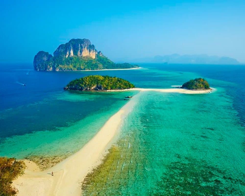The sandbar between the islands, shallow turquoise water either side